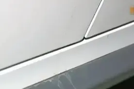 美女将车停在地下车库，发现车身有不明液体，4S店：需两万维修费图片