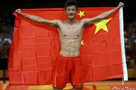谌龙的故事：早在14年就成国羽一哥，却总被网友看衰，老婆太漂亮图片