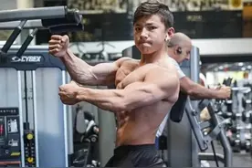 15岁拿下全球“健美冠军”的少年, 练就一身肌肉, 如今这身高亮了图片