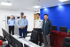 渝中区区领导调研来福士消防站建设工作图片