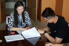 张常宁陪同吴冠希完成与球队续约，广东男篮内线何去何从？图片