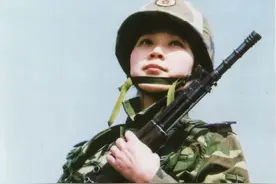 中国81式胸挂，虽然性能并不出色设计保守，但却终能成为一代经典图片