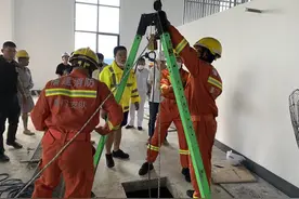 工人失足掉进孔井 消防巧用三角架救出图片