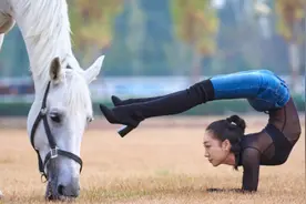28岁美女苦练柔术20年，拿下三项世界纪录，差两厘米就瘫痪了图片