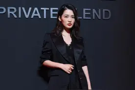 李沁蕾丝纱裙搭配西装外套女神范十足，优雅又帅气图片