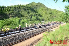 京承线首次大型机械换枕 5346根铁路轨枕“上岗”图片