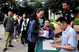山东民办小学涨学费成趋势，最贵一所涨价近万元，家长直呼读不起图片