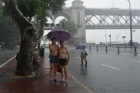 暴风雨中横渡长江小记图片