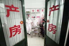 产房外“冻龄外婆”火了，抱着孙子一脸宠溺，网友：求同款丈母娘图片