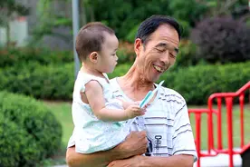 研究发现：老年人看着年轻，人更长寿，还有两点也会影响寿命图片