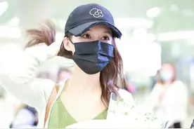 组图-李沁薄荷绿针织吊带内搭背心清爽气质，白色短裤干净自然图片