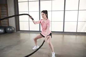 32岁刘亦菲拍广告，白到反光被赞"白莲藕"，却被粗壮大腿肉抢镜图片