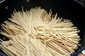 面条别再煮着吃，教你1个新吃法，饭店吃不到，比吃肉还香图片