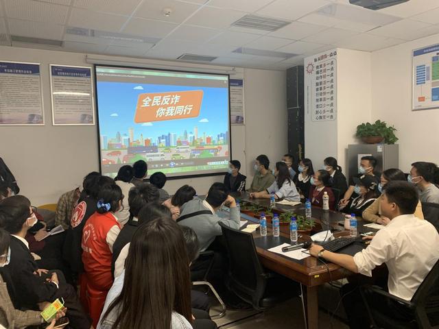 易拉宝是什么（我为群众办实事小小易拉宝）