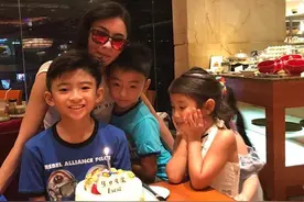 张柏芝给儿子打电话很紧张，大儿子似谢霆锋般冷静，不知妈妈耳弱图片