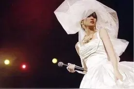 8岁拍戏150部被父亲10万卖进歌舞厅 曾患抑郁症 66岁终于活出自我图片