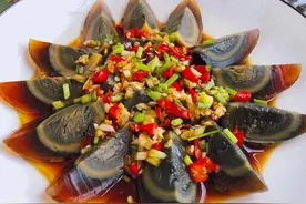 拌皮蛋时，调料不要随便加，只放3种就可以，解馋下酒，越吃越香图片