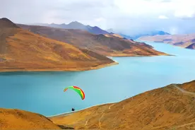 滑翔伞的高原奇幻之旅：在羊湖上空像雄鹰一样绝美飞行图片
