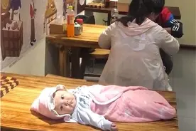 年轻夫妻餐馆吃饭，嫌宝宝碍事放在隔壁桌，网友：孩子是意外图片