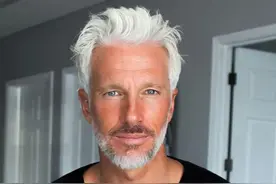 44岁美国男模走红网络，银发老头的风格非常抢眼图片