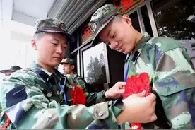 中国部队征兵，为何身上不能有伤疤？老兵：其实都是为他们好图片