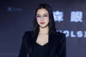 杨颖真给老公长脸，穿黑西装配露脐装A到爆，总裁气场强大图片