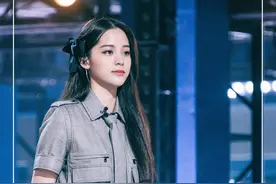 21岁欧阳娜娜太会穿了，牛仔短裤搭棕色开衫，活力与性感展现无遗图片