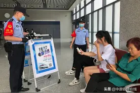 我为群众办实事｜实习警花飞身按停电梯，安全救下老人小孩图片