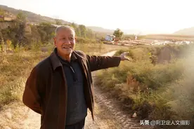 74岁农民大爷守护柿饼，吃住野外防“山贼”如打仗，累人图片