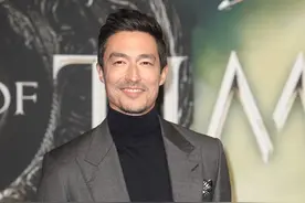 41岁的丹尼尔·海尼出席新剧《时光之轮》世界首映礼，依然帅气图片