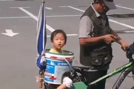 有种“鬼斧神工”叫中国爷爷，给孙子自制安全座椅，网友：真拉风图片