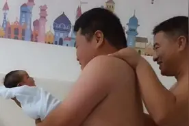 “新晋奶爸”抱娃火了，一秒钟后还给护士，宝宝：我是烫手山芋吗图片