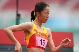 孤独的奥运冠军王丽萍，夺冠后没有国旗和掌声，绕场一圈挥手致谢图片