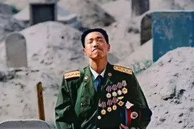 妻子下葬当天，他戴着全部勋章长跪不起：我对得起国家但对不起你图片