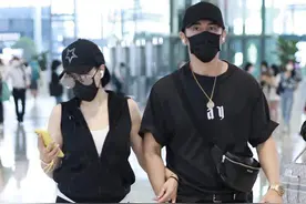 49岁钟丽缇不认老，穿背心配无痕裤硬要秀身材，无奈暴露一身赘肉图片