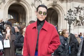 彭于晏到国外太会穿了，红色夹克配蓝色西装裤，大油头帅炸了图片