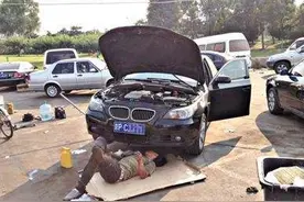 汽修工因忘记打卡，被老板开除，临走时摸了一把豪车，老板傻眼了图片