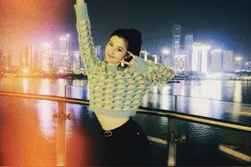 哈妮克孜标准的新疆美女身材，短毛衣配高马尾，气质清纯又甜美图片