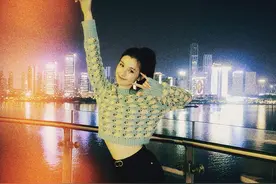 哈妮克孜标准的新疆美女身材，短毛衣配高马尾，气质清纯又甜美图片