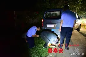 汽车左后轮悬空，司机手足无措时民警出现了图片