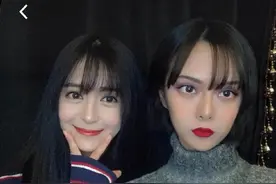 45岁妈妈和24岁女儿合照似姐妹，网友：早怀孕的优势有了图片