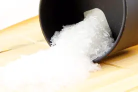 现在有人炒菜吃饭不放味精，因为味精不安全还会致癌？是真的吗？视频封面