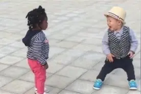 3岁萌娃偶遇黑人宝宝，手足无措疯狂逃窜，边哭边喊：这是啥呀图片