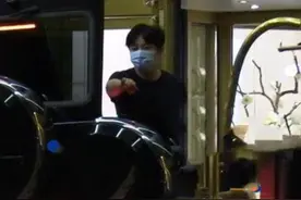 郭京飞新动态曝光，携手爱妻浪漫旅行，全家开启幸福假期图片