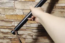 方便携带 木质坚硬 独特设计 敲背防身对付恶狗图片