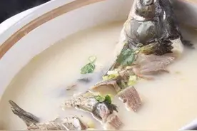 做鱼汤时，应该用冷水还是热水？大厨：一旦用错，鱼汤不白还很腥图片