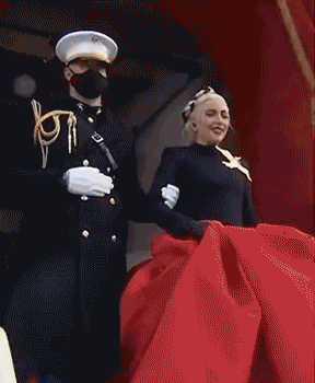 Gaga动情唱国歌，获奥巴马拥抱，富商男友久违亮相隔口罩献吻图片