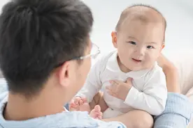 辟谣，婴儿啥也不懂？错！6个月孩子已有同情心，家长要注意培养图片