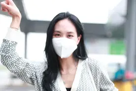 王霏霏机场跳《无价之姐》给粉丝比心 超细双腿又白又直图片