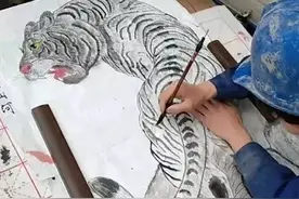 一抬手就是个王者！农民工小伙工地弹古筝走红图片